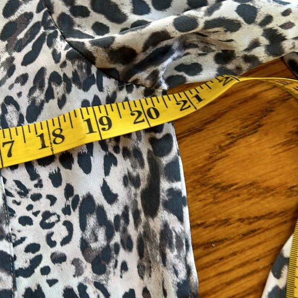 Victoria’s Secret gray/white cheetah print pajama top. Button front.Size Small. - Picture 9 of 14